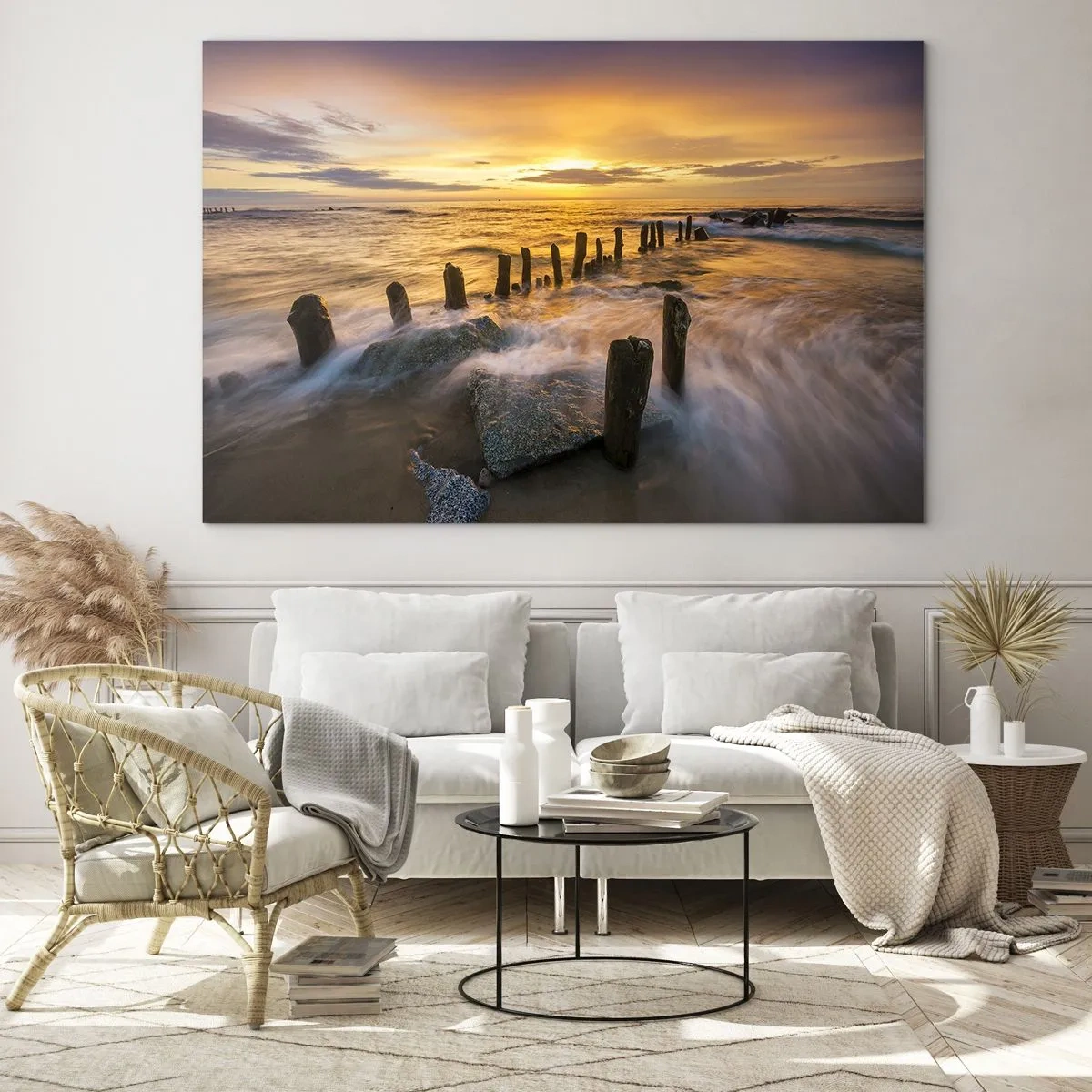 Tablou pe sticlă - Apus de soare peste mare cu piloni de lemn pe plajă - 70x50cm - Frumusețe brută a mării - Decorațiune modernă pentru perete pentru living și dormitor ARTTOR