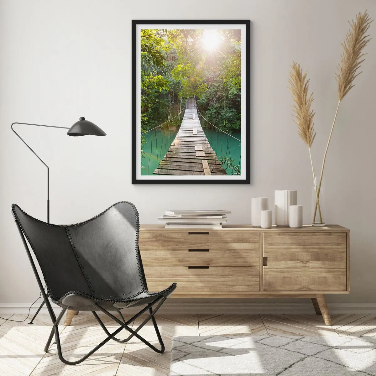 Poster în ramă neagră - Pod de lemn într-o pădure tropicală cu raze de soare - 50x70cm - Peste apa de azur spre pădurea de azur - Decorațiune modernă pentru perete pentru living și dormitor ARTTOR