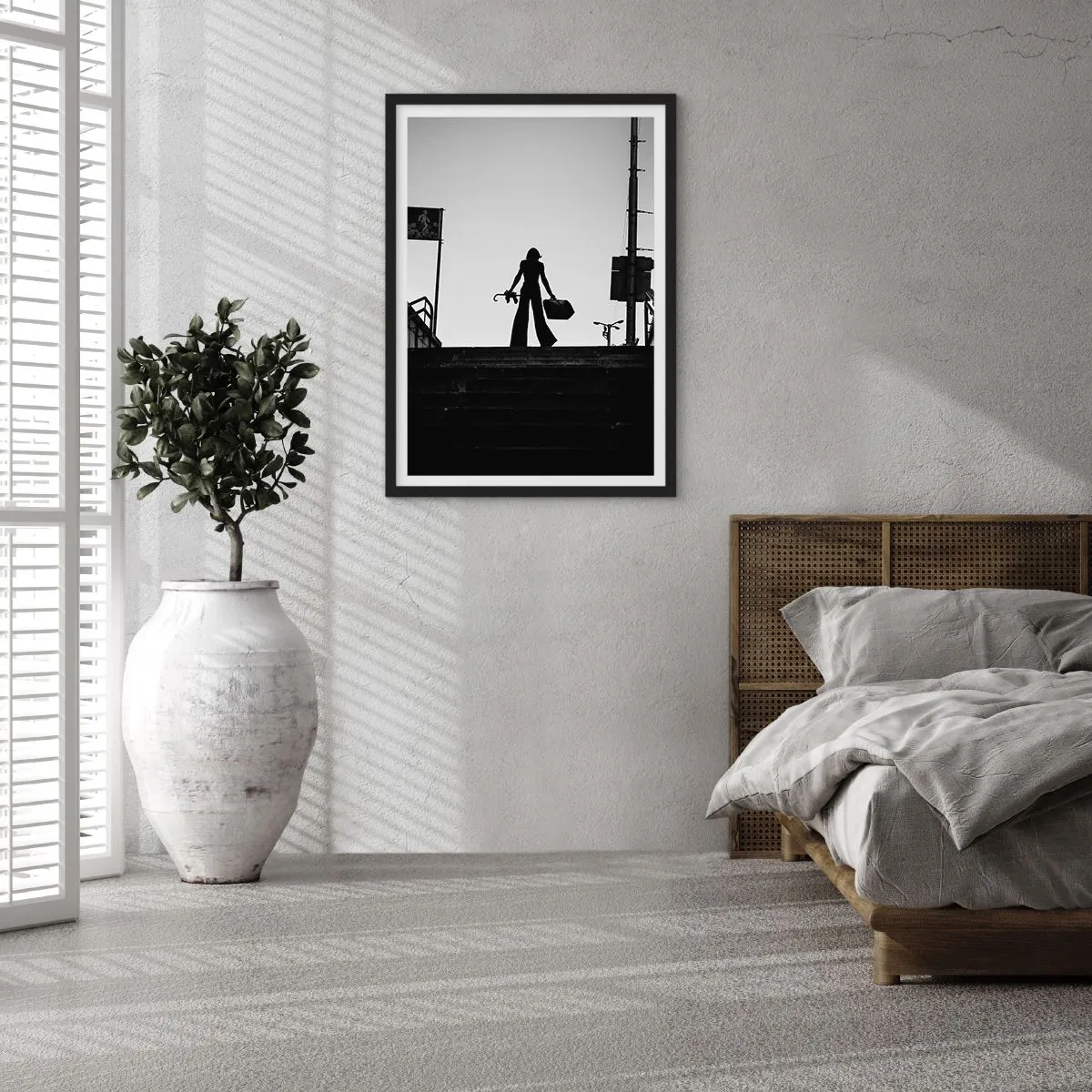 Poster în ramă neagră - Silueta unei femei cu o valiză pe fundalul apusului de soare - 50x70cm - Rătăcire urbană - Decorațiune modernă pentru perete pentru living și dormitor ARTTOR