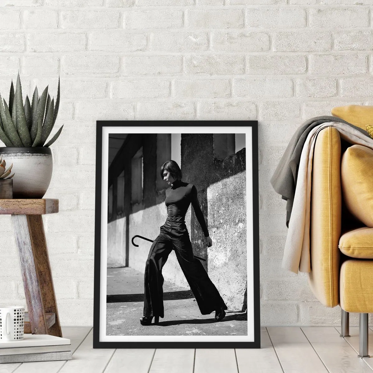Poster în ramă neagră - O femeie într-o ținută elegantă cu un baston pe fundalul unei arhitecturi austere - 50x70cm - Eleganță urbană - Decorațiune modernă pentru perete pentru living și dormitor ARTTOR