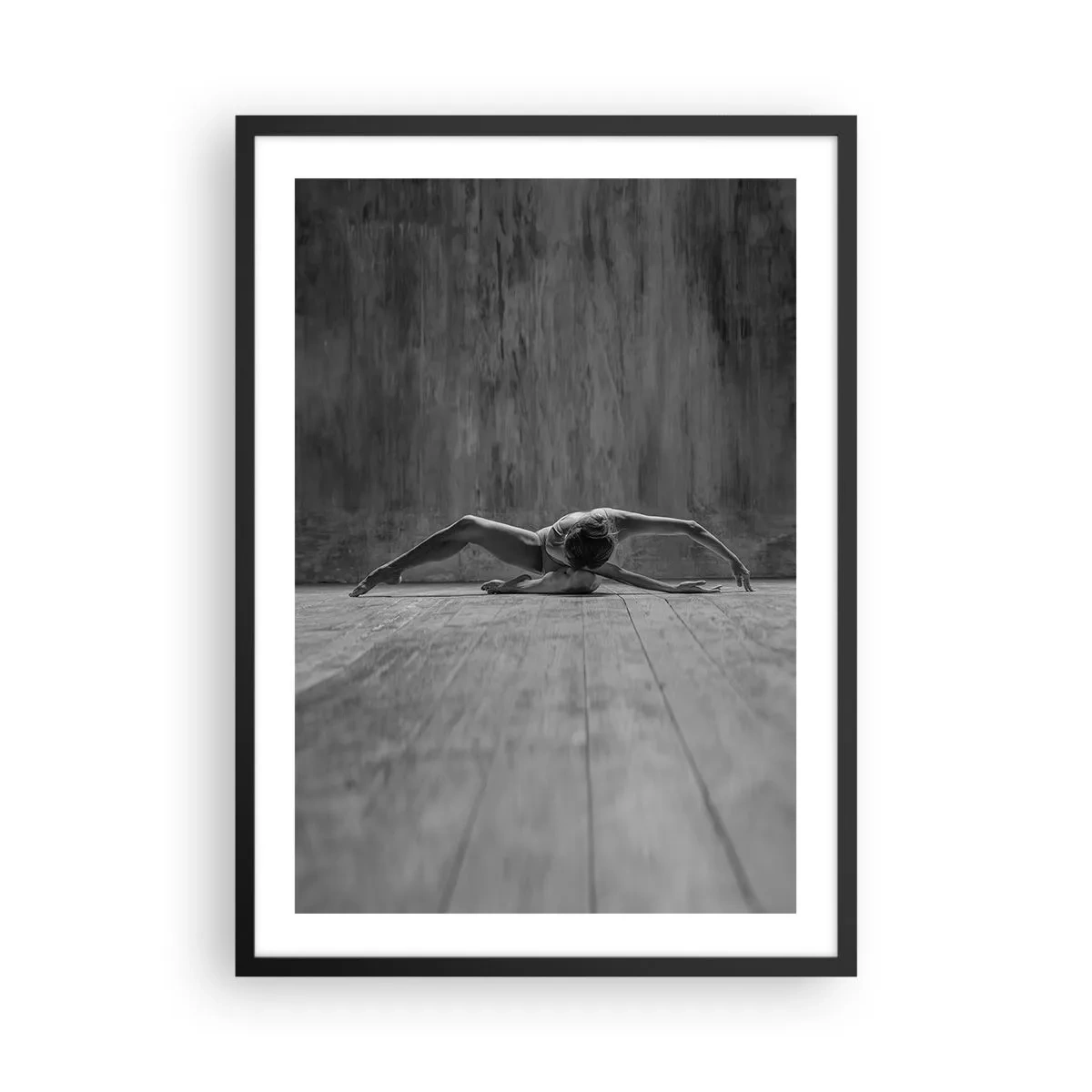 Poster în ramă neagră - Un dansator într-o poză artistică pe o scenă de lemn - 50x70cm - Simetria găsită - Decorațiune modernă pentru perete pentru living și dormitor ARTTOR