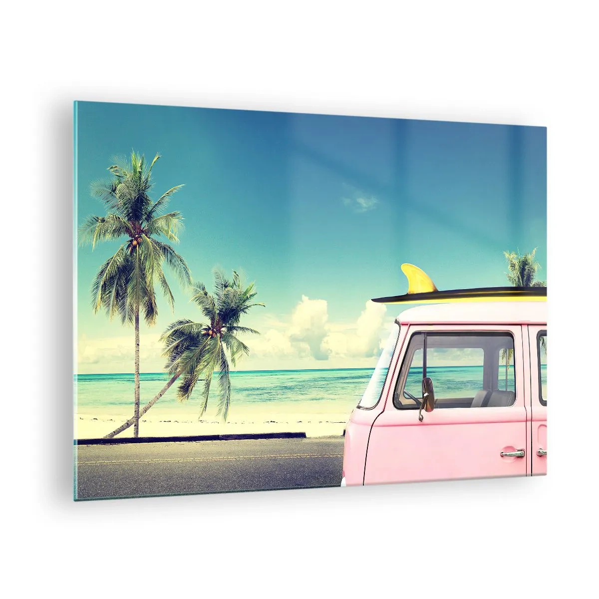 Tablou pe sticlă - O plajă cu palmieri și o dubă retro roz pe malul mării - 70x50cm - Să înceapă vacanța - Decorațiune modernă pentru perete pentru living și dormitor ARTTOR
