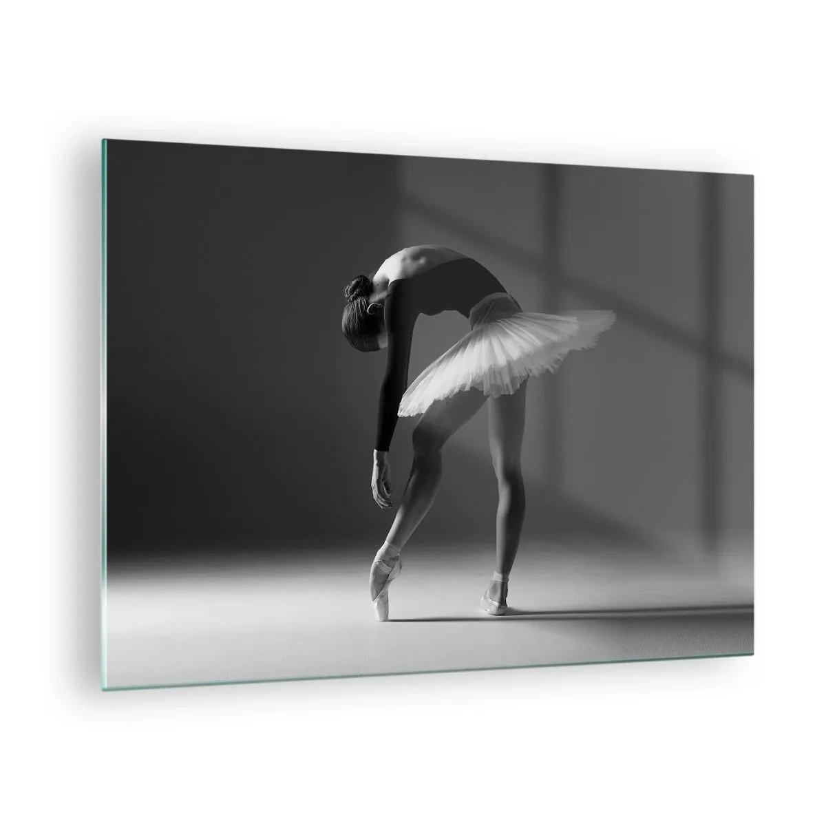 Tablou pe sticlă - Siluetă alb-negru a unei balerine într-o poză grațioasă - 70x50cm - Bella balerina - Decorațiune modernă pentru perete pentru living și dormitor ARTTOR
