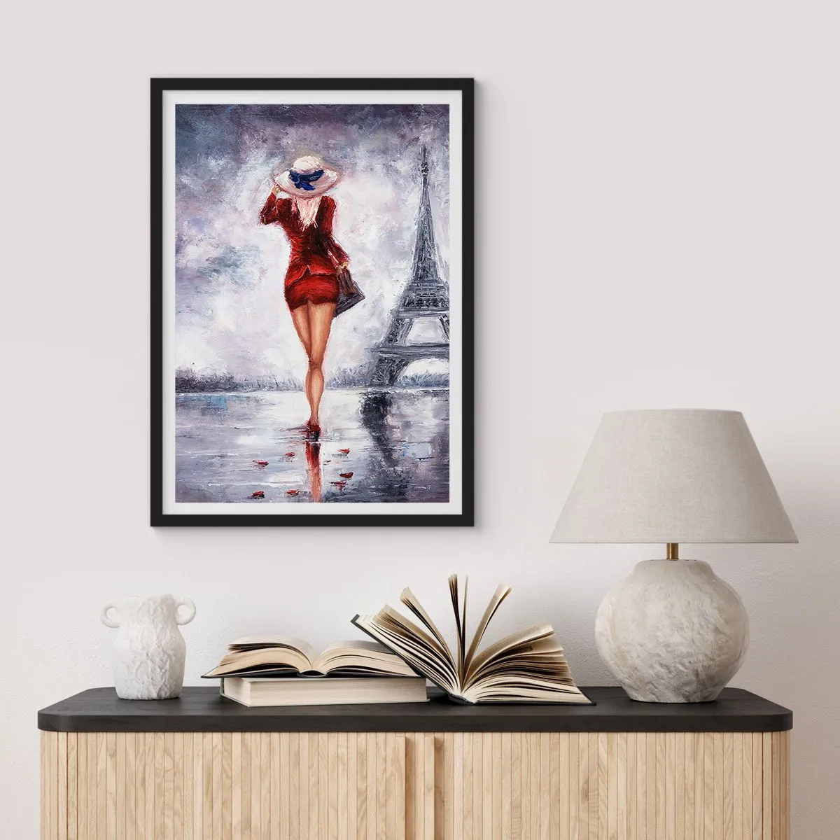 Poster în ramă neagră - O femeie într-o rochie roșie mergând spre Turnul Eiffel - 50x70cm - Simboluri pariziene - Decorațiune modernă pentru perete pentru living și dormitor ARTTOR