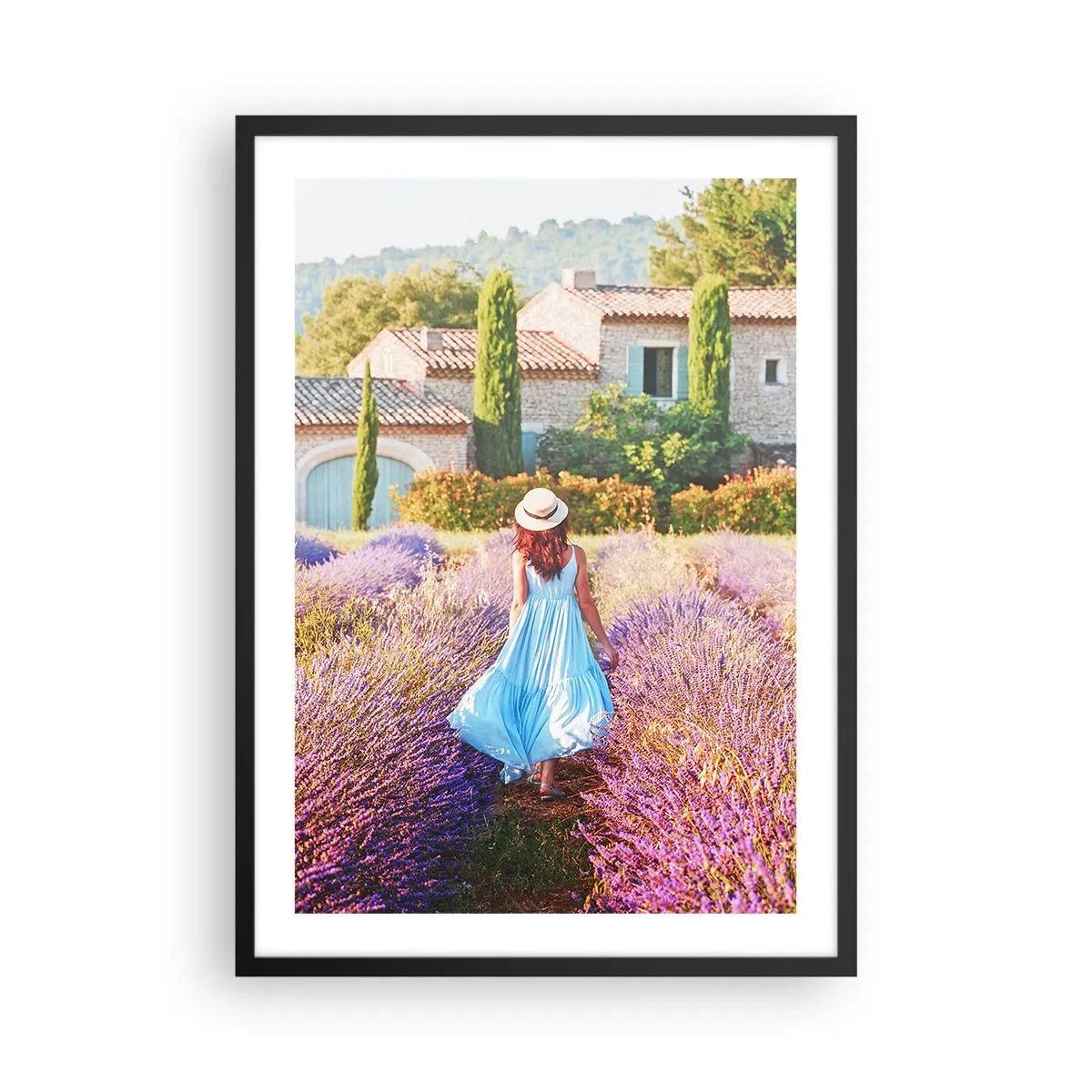 Poster în ramă neagră - O femeie într-o rochie albastră se plimbă printr-un câmp de lavandă. - 50x70cm - Fata de lavandă - Decorațiune modernă pentru perete pentru living și dormitor ARTTOR
