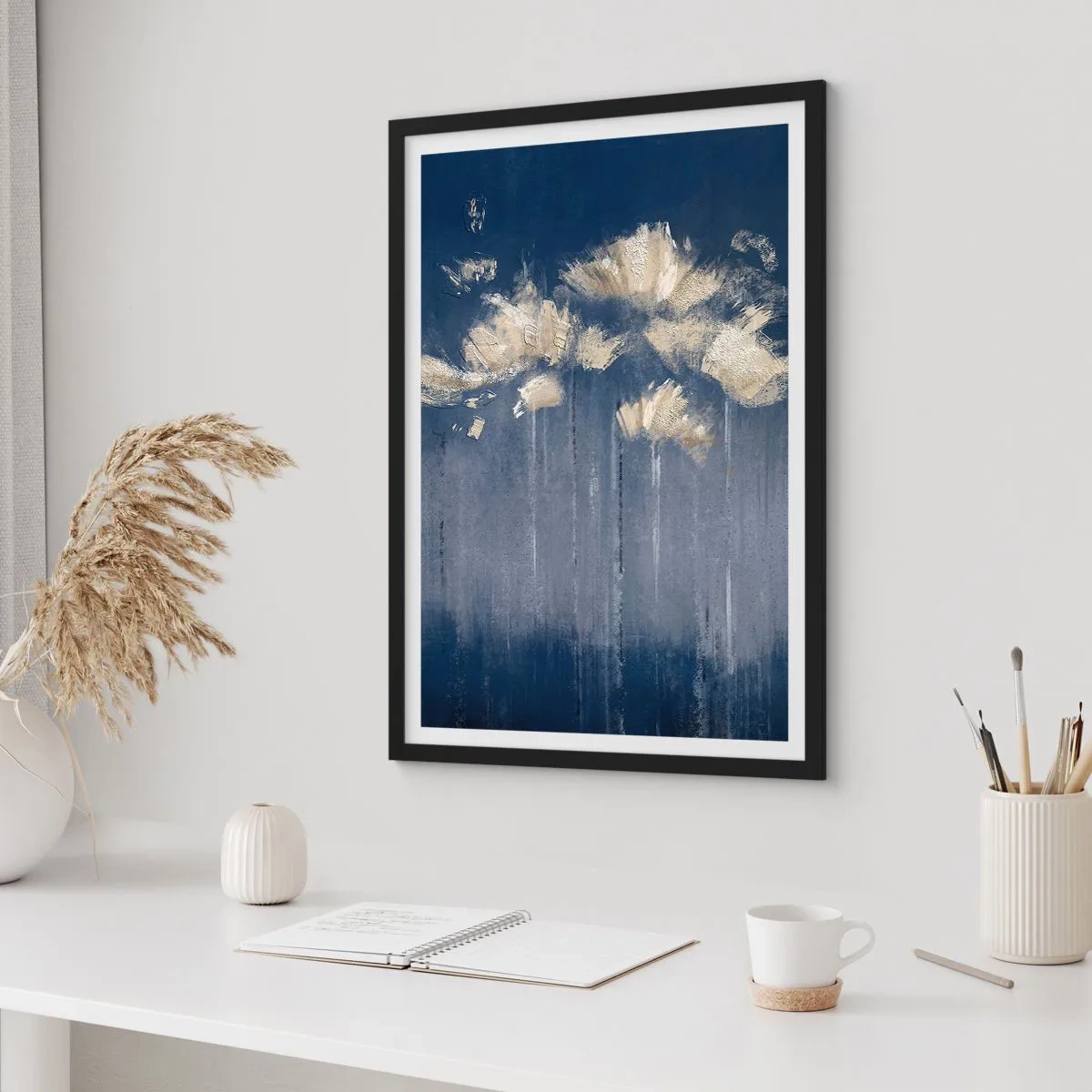 Poster în ramă neagră - Flori abstracte aurii pe un fundal albastru marin intens - 50x70cm - Ca petalele în vânt - Decorațiune modernă pentru perete pentru living și dormitor ARTTOR