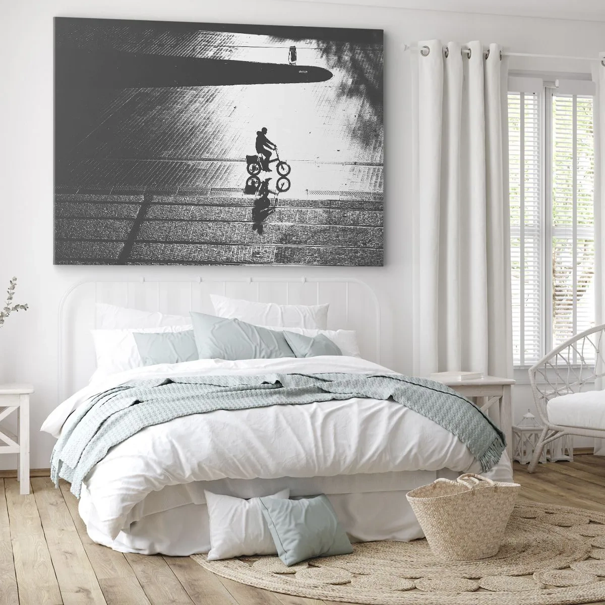 Tablou pe pânză Canvas - Siluetă alb-negru a unui ciclist pe o stradă udă - 70x50cm - Înainte, prin oraș - Decorațiune modernă pentru perete pentru living și dormitor ARTTOR