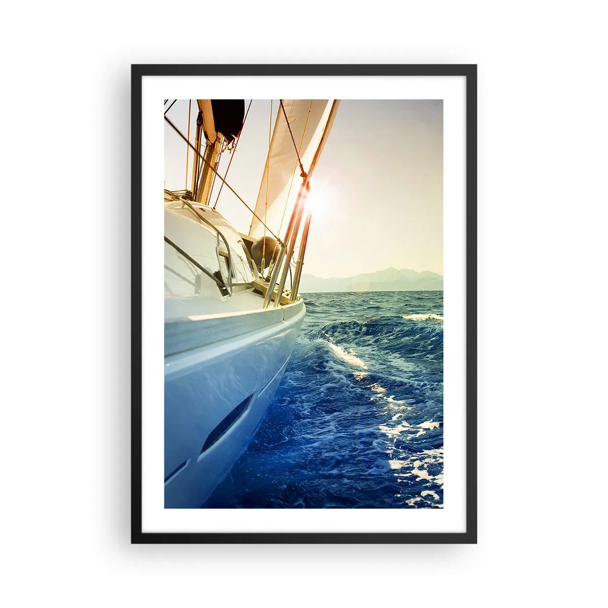 Poster în ramă neagră - Un iaht navigând pe o mare calmă în lumina caldă a soarelui - 50x70cm - După aventură - Decorațiune modernă pentru perete pentru living și dormitor ARTTOR
