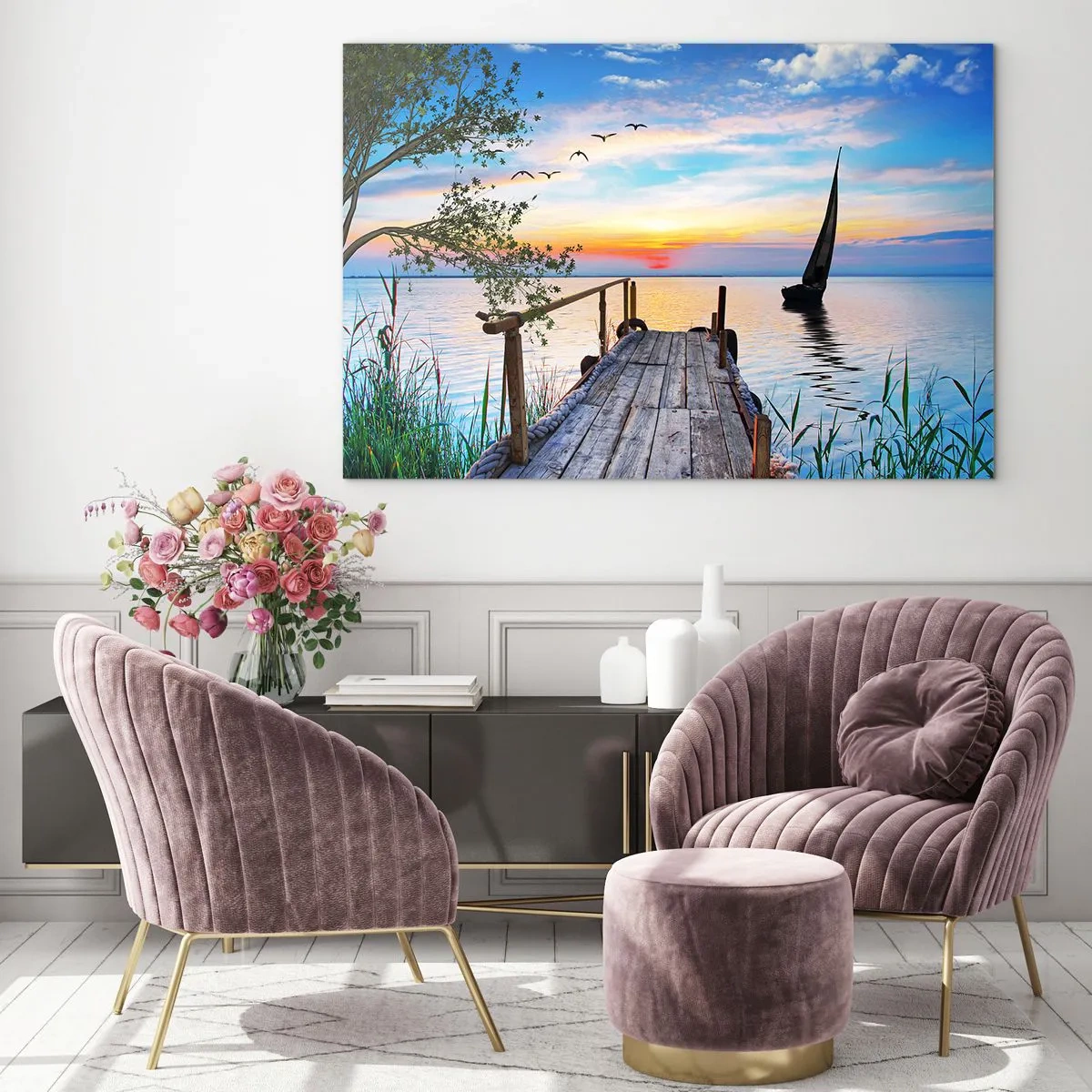 Tablou pe sticlă - Un debarcader pe malul lacului la apus, cu o barcă cu pânze în fundal - 70x50cm - Bună seara - Decorațiune modernă pentru perete pentru living și dormitor ARTTOR