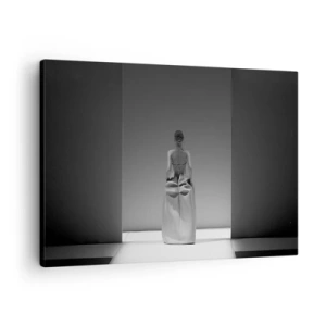 Tablou pe pânză Canvas - O pictură alb-negru cu o scenă minimalistă a unei femei într-un spațiu geometric. - 70x50cm - Simplitate sofisticată - Decorațiune modernă pentru perete pentru living și dormitor ARTTOR