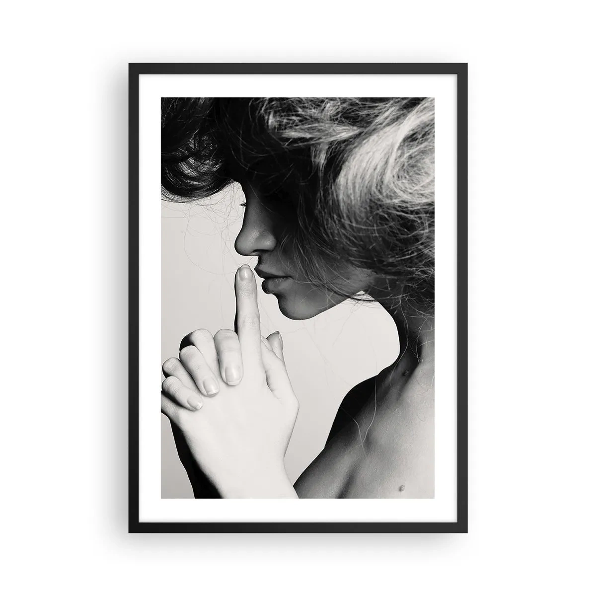 Poster în ramă neagră - Portretul unei femei care face un gest de tăcere - 50x70cm - Ascultă-te pe tine însuți - Decorațiune modernă pentru perete pentru living și dormitor ARTTOR