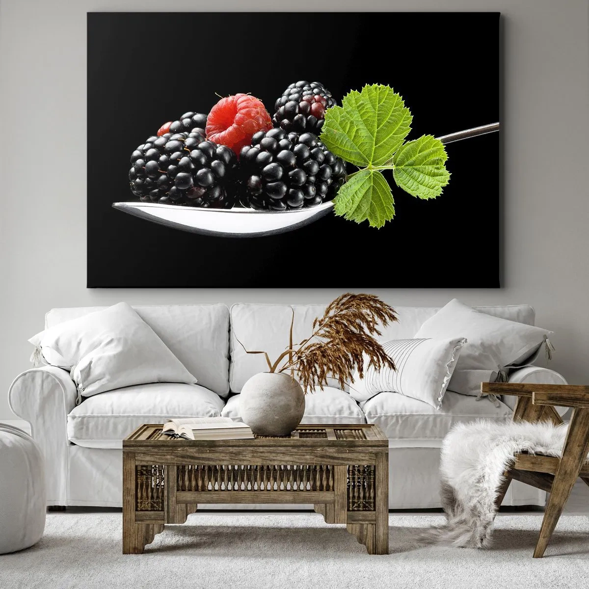 Tablou pe pânză Canvas - Mure și zmeură pe o lingură cu o frunză pe fundal negru - 70x50cm - Gustul prospețimii - Decorațiune modernă pentru perete pentru living și dormitor ARTTOR