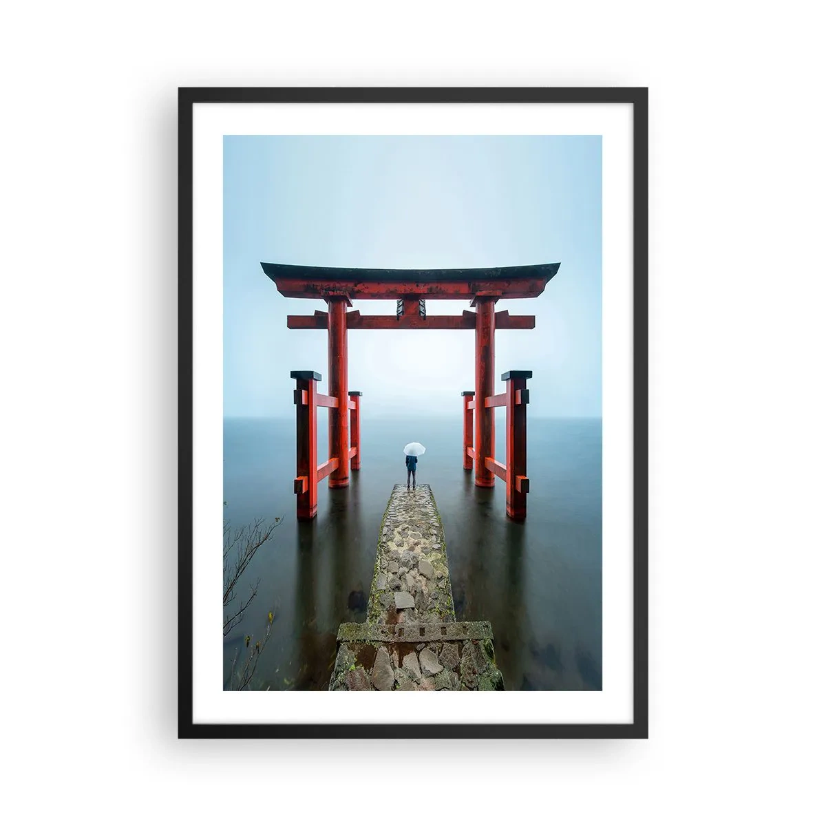 Poster în ramă neagră - Torii roșu pe fundalul apei calme și al cerului - 50x70cm - Reverie japoneză - Decorațiune modernă pentru perete pentru living și dormitor ARTTOR