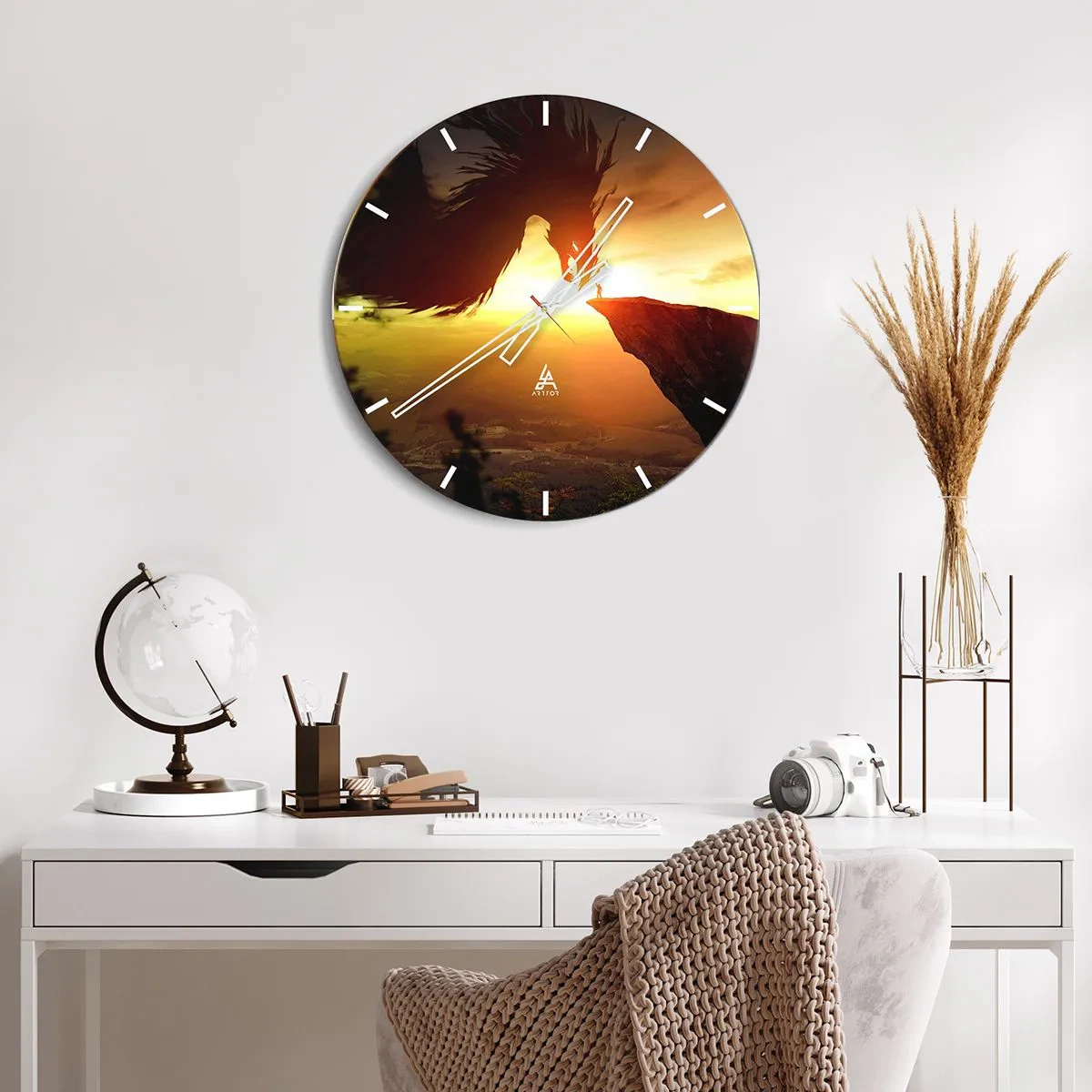 Ceas de perete - Ceas pe sticlă - Un războinic pe o stâncă înfruntând un dragon uriaș în soarele apus - 30x30cm - Vânător de dragoni - Decorațiune modernă pentru perete pentru living, bucătărie și dormitor ARTTOR