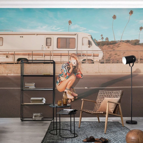 Tapet Premium Canvas - Zâmbiți, vă rog! - Peisaj, Camper, Femeie - 250x175 cm