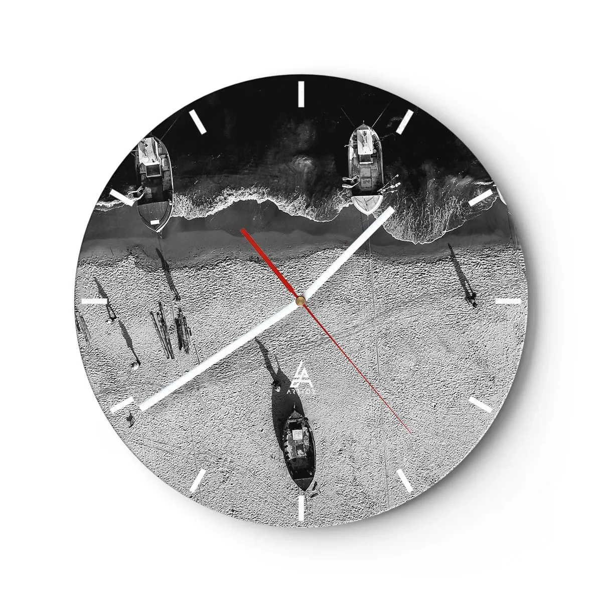 Ceas de perete - Ceas pe sticlă - O vedere de pasăre în alb și negru a unei plaje cu bărci - 30x30cm - Tot pe țărm... - Decorațiune modernă pentru perete pentru living, bucătărie și dormitor ARTTOR
