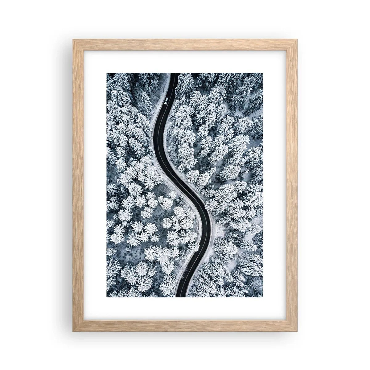 Poster în ramă de stejar deschis - Prin pădurea de iarnă - 30x40 cm