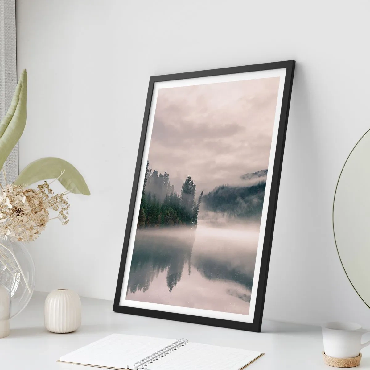 Poster în ramă neagră - O pădure învăluită în ceață se reflectă în suprafața calmă a lacului - 50x70cm - În reverie, în ceață - Decorațiune modernă pentru perete pentru living și dormitor ARTTOR
