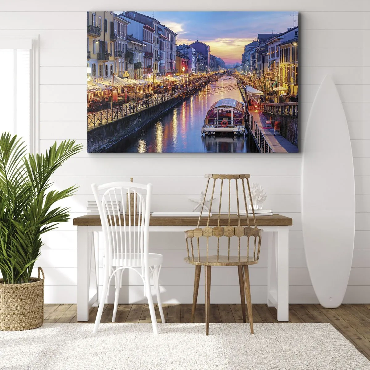 Tablou pe pânză Canvas - Un canal iluminat înconjurat de clădiri colorate - 70x50cm - O seară de lumină și distracție - Decorațiune modernă pentru perete pentru living și dormitor ARTTOR