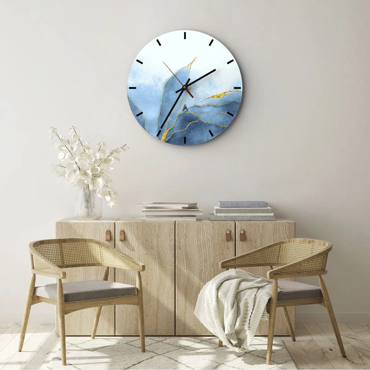 Ceas de perete - Ceas pe sticlă - Munți albaștri abstracti cu linii aurii pe un fundal deschis - 30x30cm - Albastru în aur - Decorațiune modernă pentru perete pentru living, bucătărie și dormitor ARTTOR