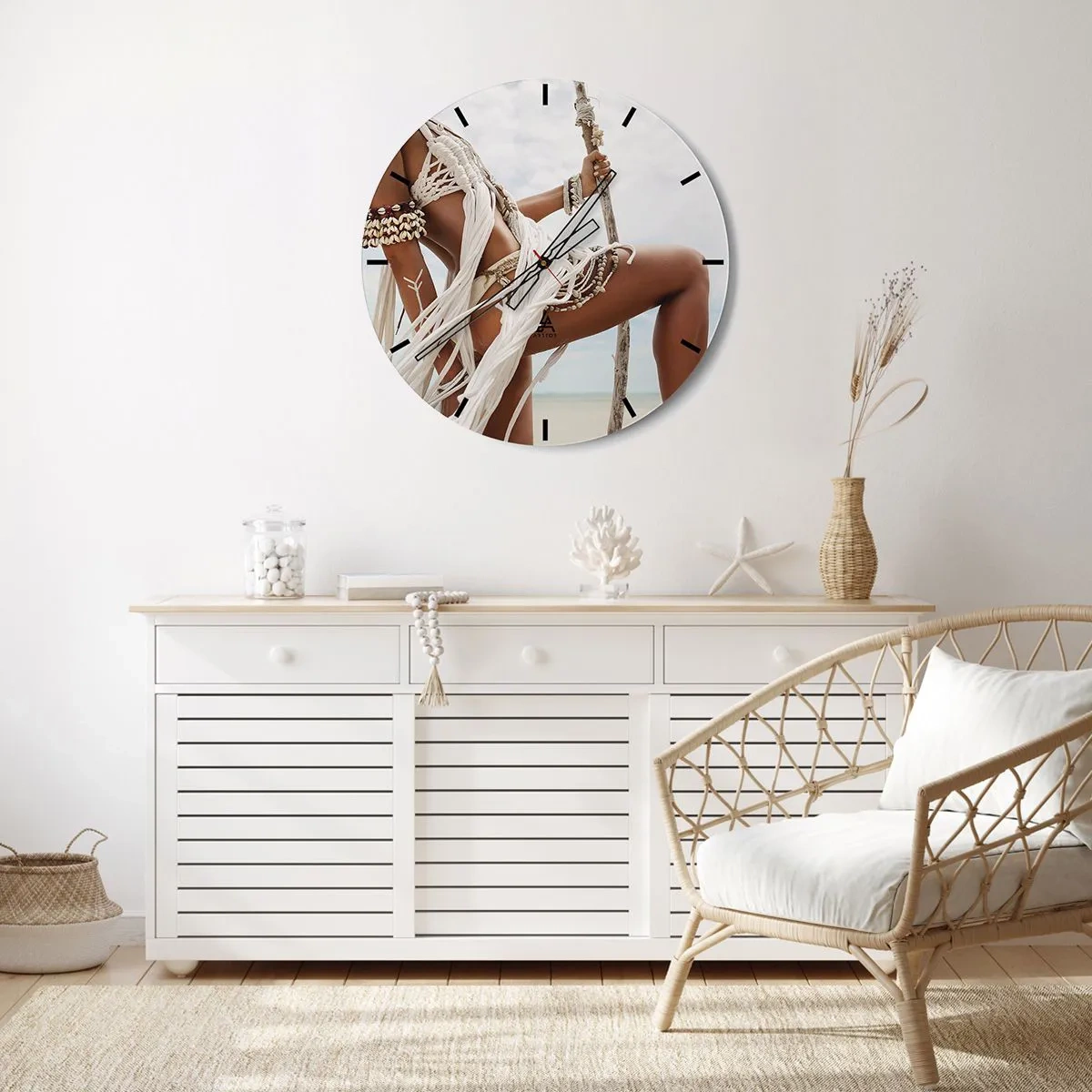 Ceas de perete - Ceas pe sticlă - O figură stilizată în bijuterii etnice pe fundalul unei plaje. - 30x30cm - Preoteasa Soarelui - Decorațiune modernă pentru perete pentru living, bucătărie și dormitor ARTTOR