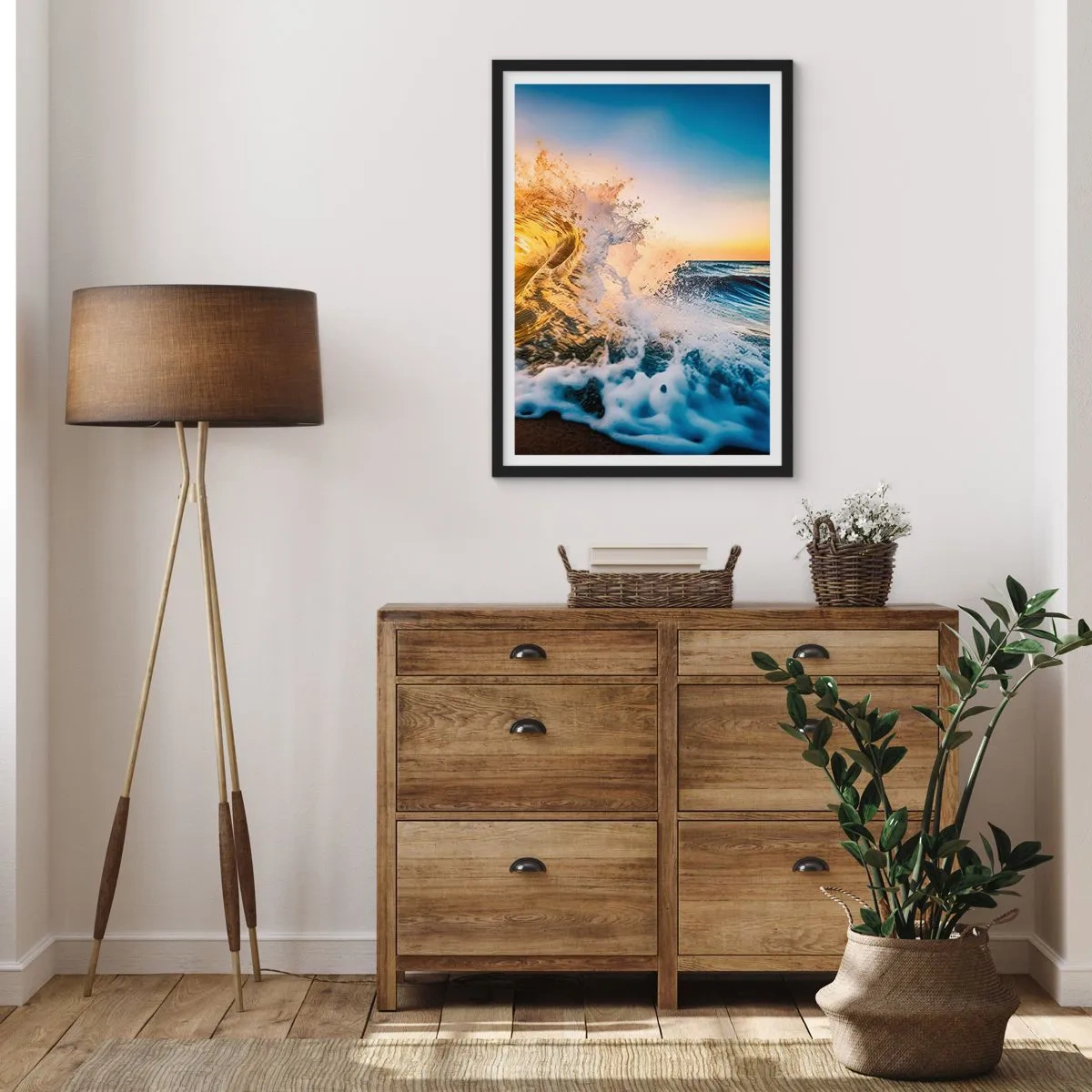 Poster în ramă neagră - Un val dinamic al mării care se izbește de țărm la apus - 50x70cm - Joc în nisip - Decorațiune modernă pentru perete pentru living și dormitor ARTTOR