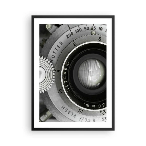 Poster în ramă neagră - Prim-plan al unui obiectiv de cameră cu detalii metalice - 50x70cm - Povestea de la Hollywood - Decorațiune modernă pentru perete pentru living și dormitor ARTTOR