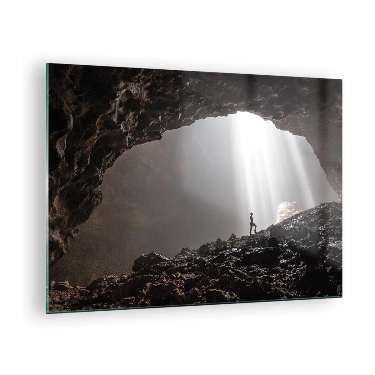 Tablou pe sticlă - O figură într-o peșteră iluminată de raze de lumină, înconjurată de roci întunecate - 70x50cm - Grota luminoasă - Decorațiune modernă pentru perete pentru living și dormitor ARTTOR