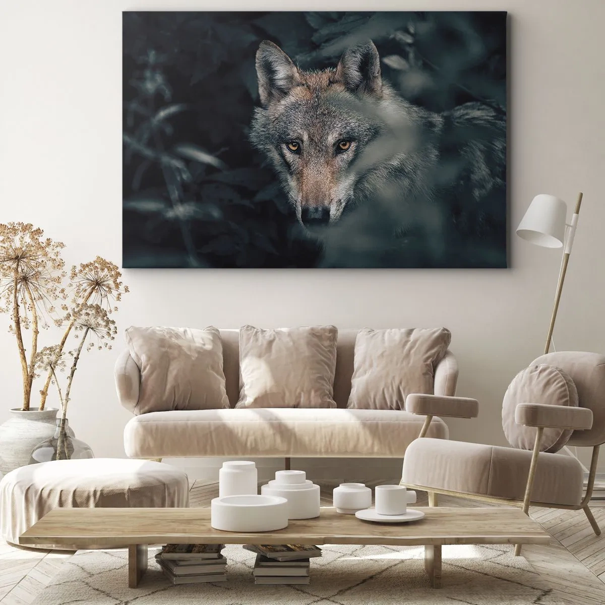 Tablou pe pânză Canvas - Un lup în mediul său natural, privind din adâncul pădurii. - 70x50cm - Vânător - Decorațiune modernă pentru perete pentru living și dormitor ARTTOR