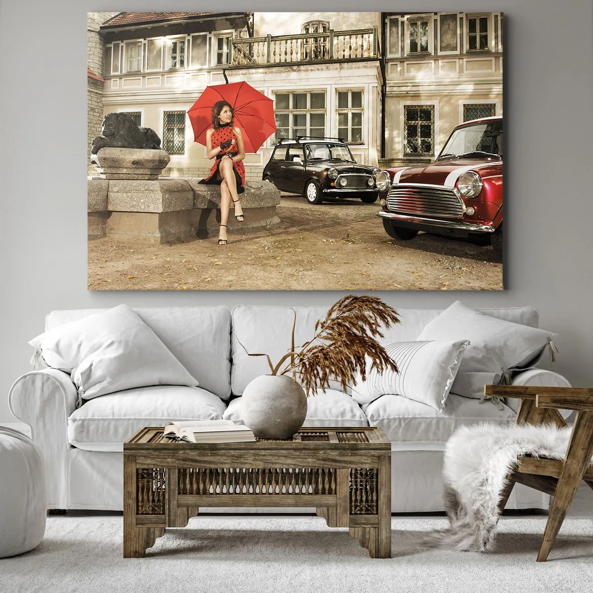 Tablou pe pânză Canvas - Femeie cu o umbrelă roșie lângă mașini clasice - 70x50cm - O mini-călătorie sentimentală - Decorațiune modernă pentru perete pentru living și dormitor ARTTOR
