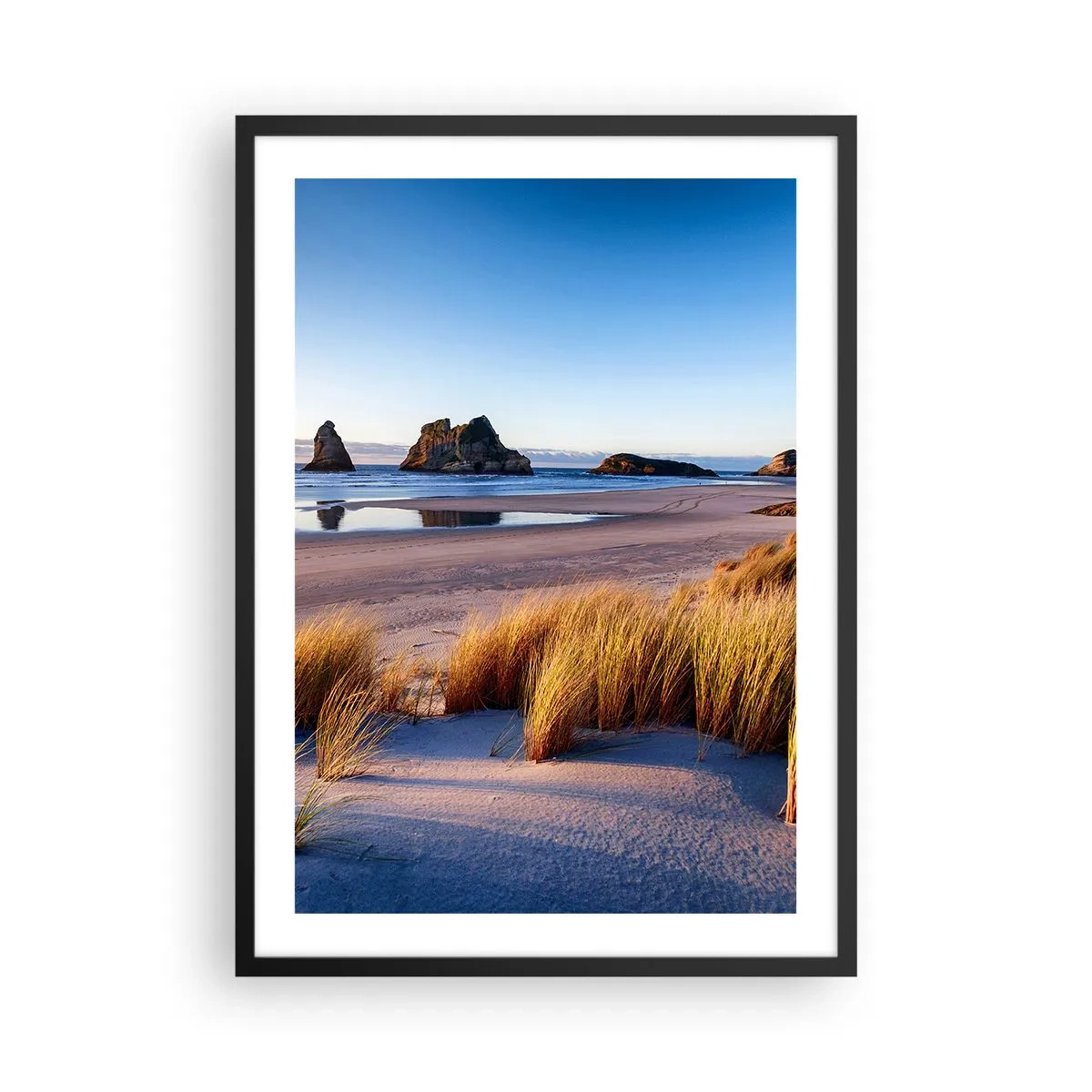 Poster în ramă neagră - O plajă pitorească cu ierburi și stânci pe fundalul unui ocean calm - 50x70cm - Pentru cei care caută pacea - Decorațiune modernă pentru perete pentru living și dormitor ARTTOR