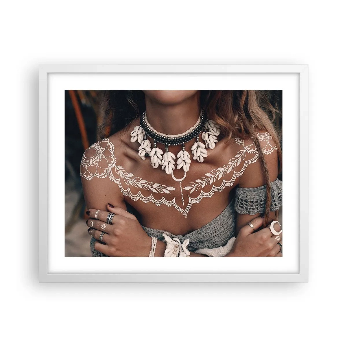 Poster în ramă albă - Talismanele, ritualurile feminității - 50x40 cm