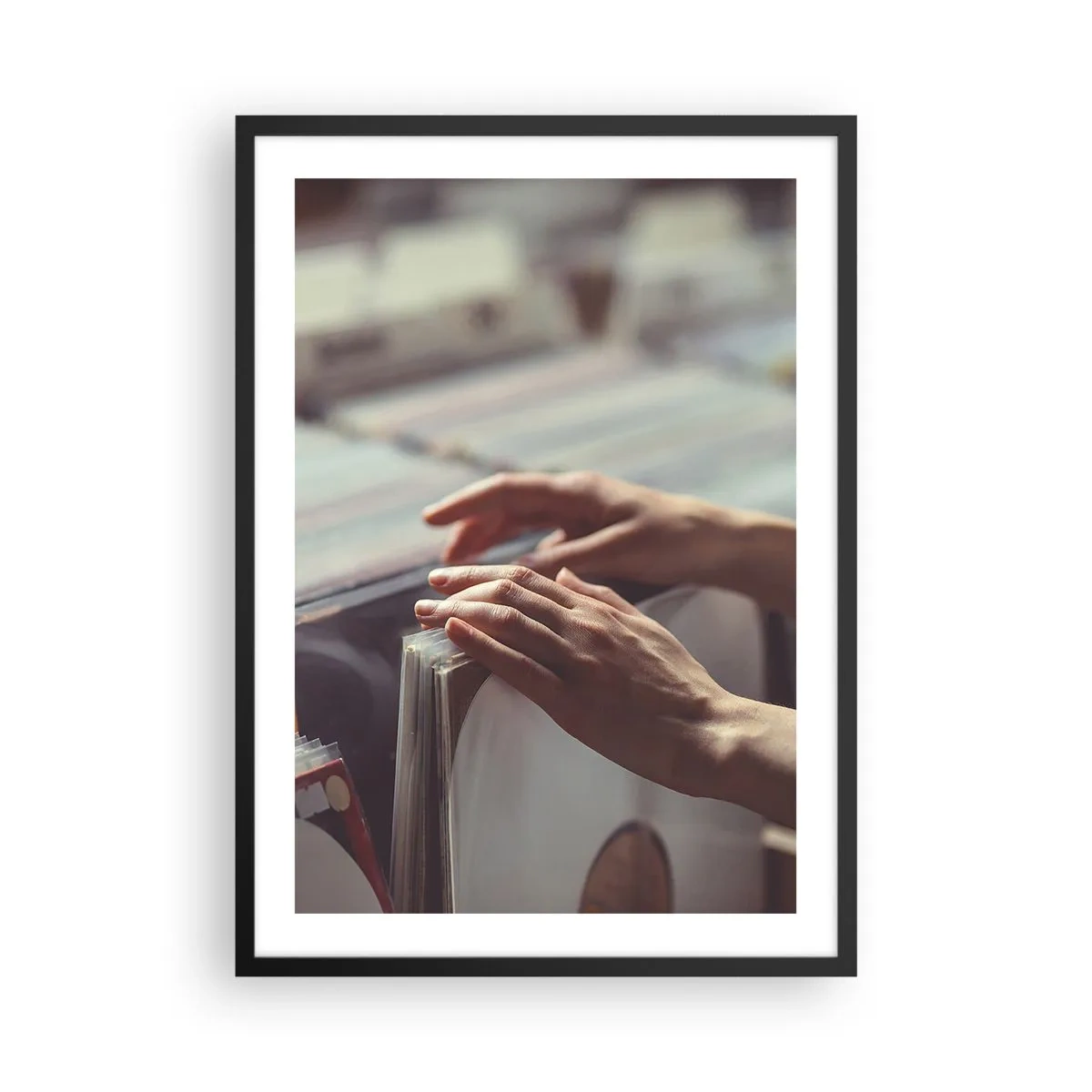 Poster în ramă neagră - Mâini răsfoind discuri de vinil într-un magazin de muzică - 50x70cm - În căutarea emoției - Decorațiune modernă pentru perete pentru living și dormitor ARTTOR