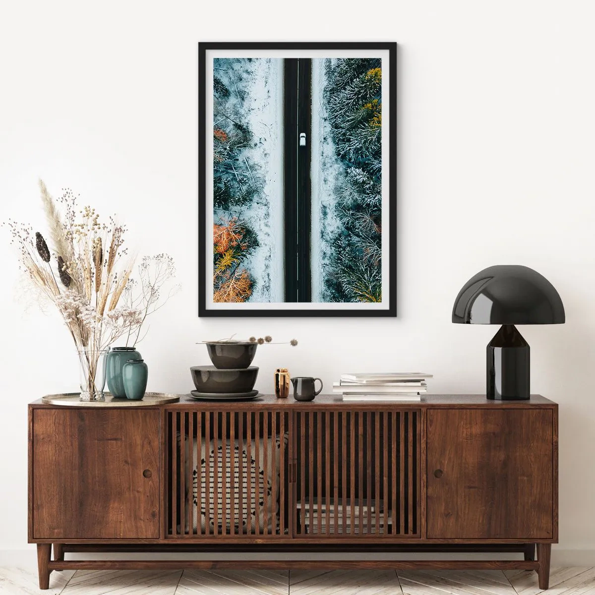 Poster în ramă neagră - Prin pădurea de iarnă - 61x91 cm
