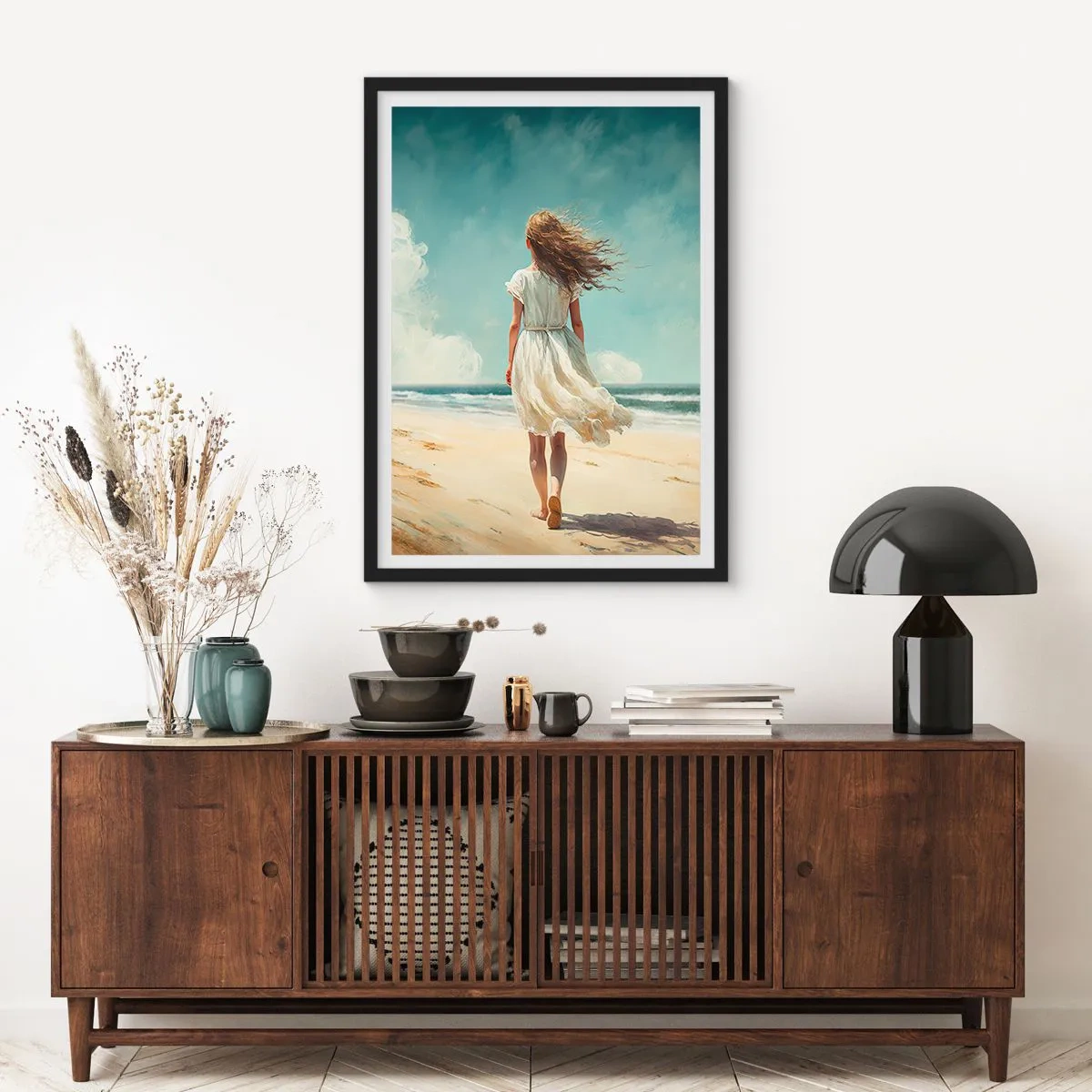 Poster în ramă neagră - O femeie într-o rochie albă care se plimbă pe plajă, lângă mare - 50x70cm - Vreau să întâlnesc soarele și vântul - Decorațiune modernă pentru perete pentru living și dormitor ARTTOR