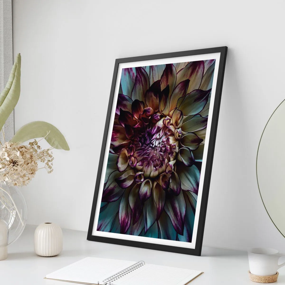 Poster în ramă neagră - Fotografie macro cu dalii închise la culoare în nuanțe de violet și auriu - 50x70cm - Înflorirea tinereții - Decorațiune modernă pentru perete pentru living și dormitor ARTTOR
