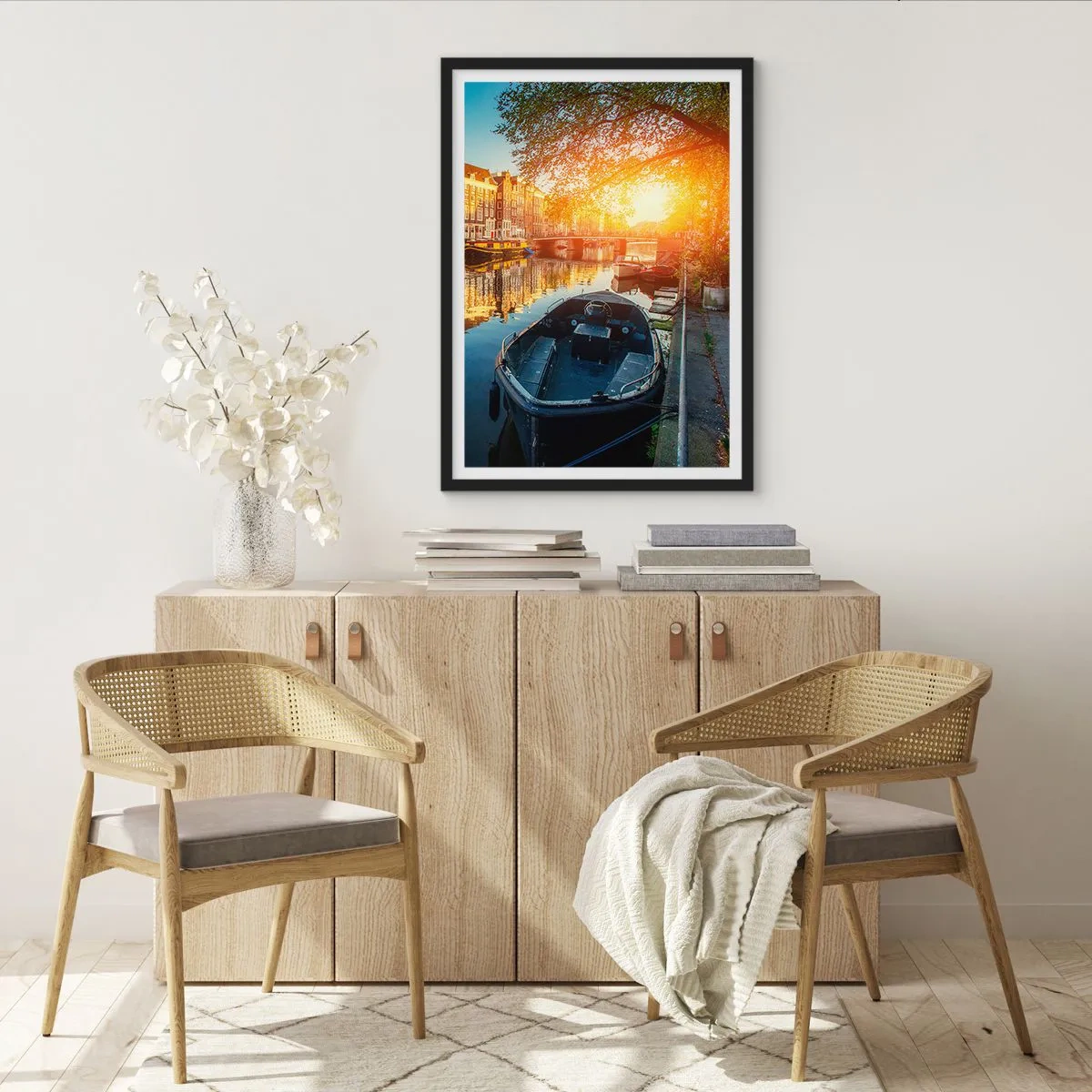 Poster în ramă neagră - Canal cu barcă la apus - 50x70cm - Dimineața în Amsterdam - Decorațiune modernă pentru perete pentru living și dormitor ARTTOR