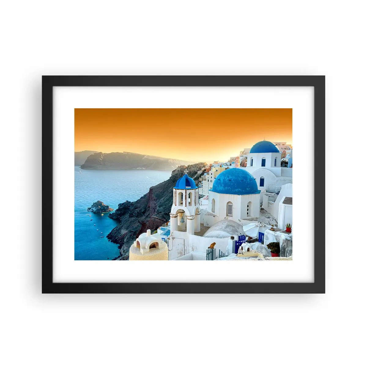 Poster în ramă neagră - Santorini - îmbrățișat de stânci - 40x30 cm