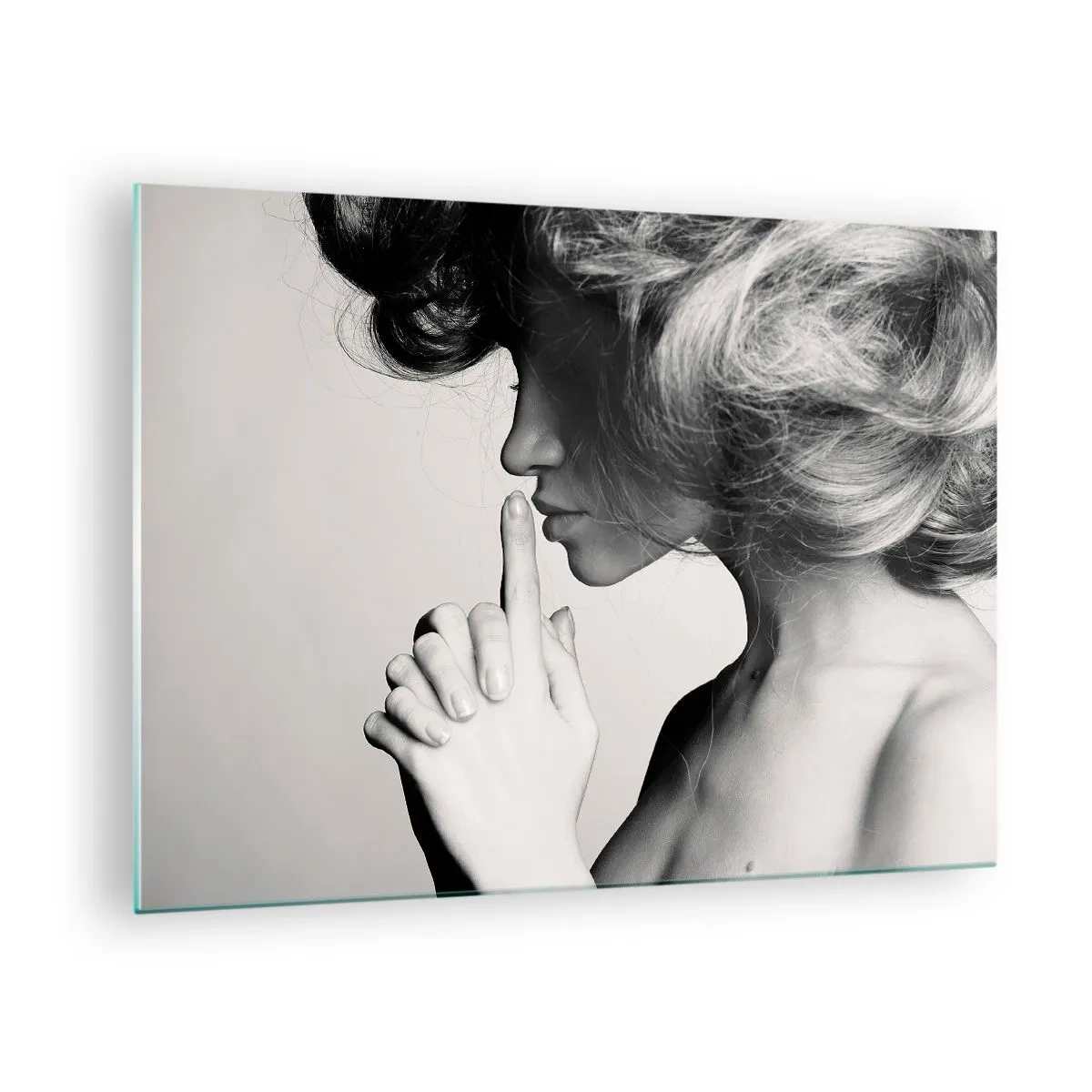 Tablou pe sticlă - O femeie într-o fotografie alb-negru care face gesturi pentru liniște - 70x50cm - Ascultă-te pe tine însuți - Decorațiune modernă pentru perete pentru living și dormitor ARTTOR