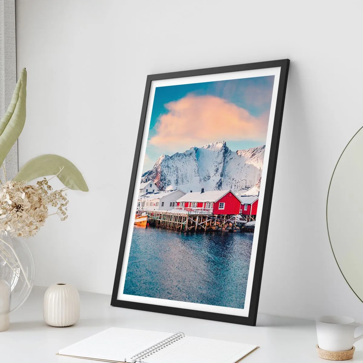 Poster în ramă neagră - Case scandinave pe fundalul munților acoperiți de zăpadă și al apelor calme - 50x70cm - Retragerea nordică - Decorațiune modernă pentru perete pentru living și dormitor ARTTOR