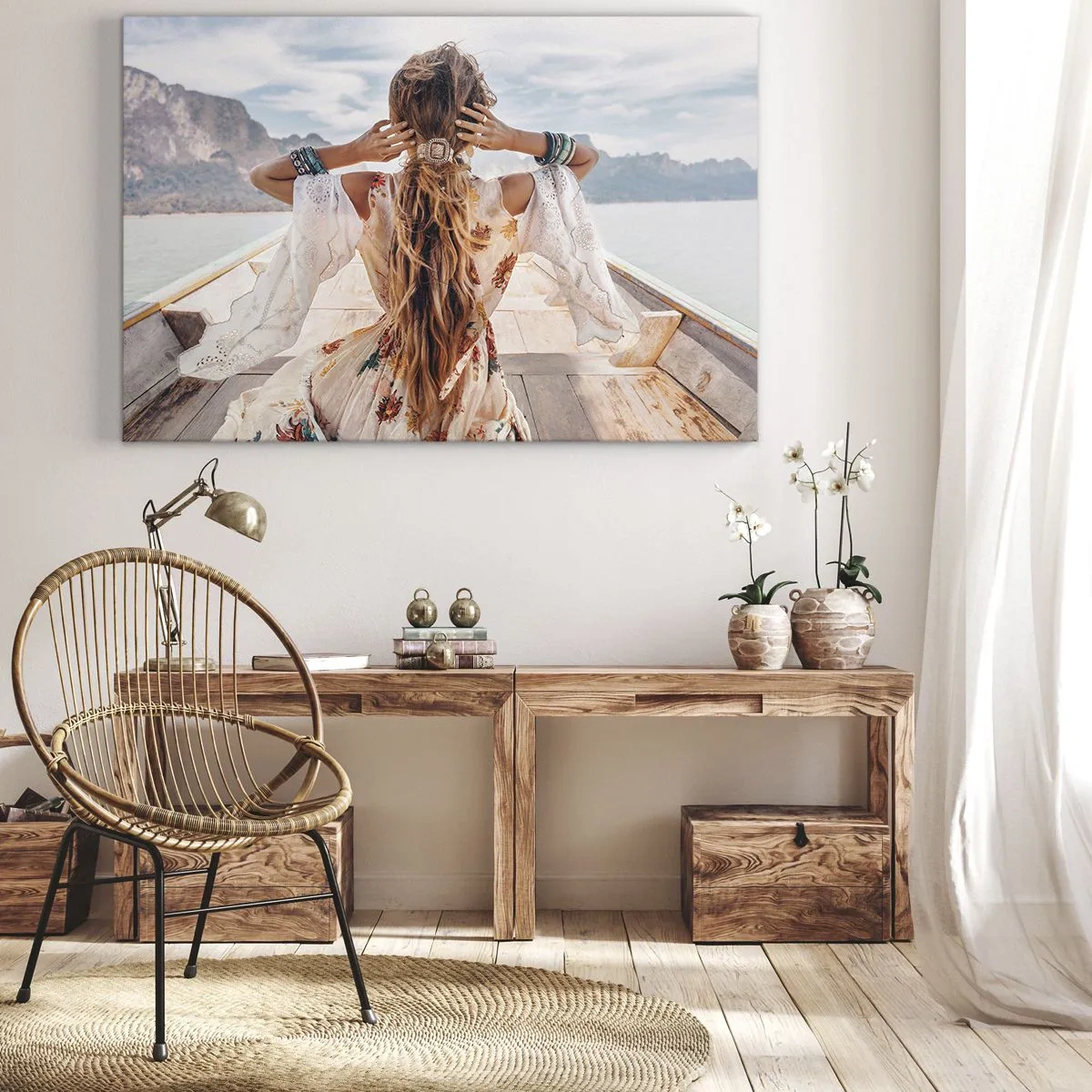 Tablou pe pânză Canvas - Femeie pe o barcă cu vedere la munți și apă, stil boho - 70x50cm - Pe drumul spre fericire - Decorațiune modernă pentru perete pentru living și dormitor ARTTOR