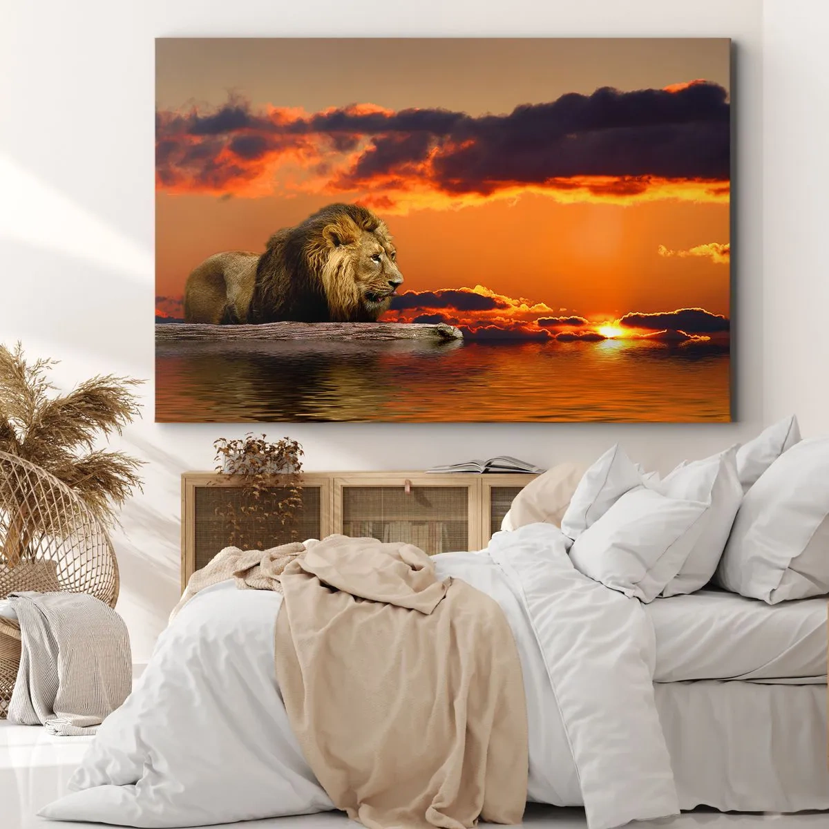 Tablou pe pânză Canvas - Un leu se odihnește lângă apă la apus, cu un cer dramatic. - 70x50cm - Regele naturii - Decorațiune modernă pentru perete pentru living și dormitor ARTTOR