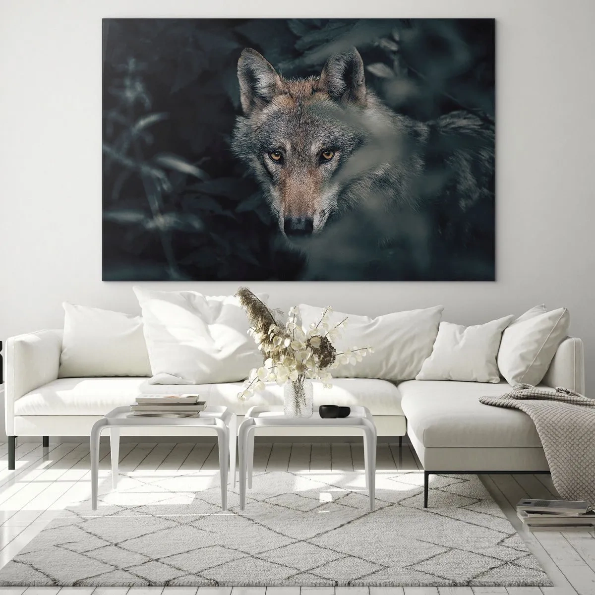 Tablou pe sticlă - Un lup care urmărește cu atenție din ascunzătoarea sa din desișul pădurii - 70x50cm - Vânător - Decorațiune modernă pentru perete pentru living și dormitor ARTTOR
