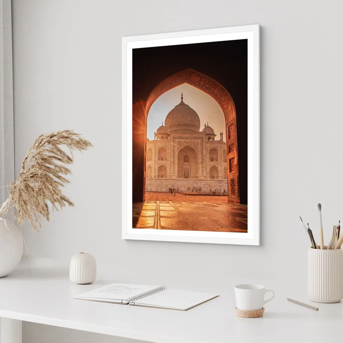 Poster în ramă albă - Un monument al iubirii nepământene - 61x91 cm