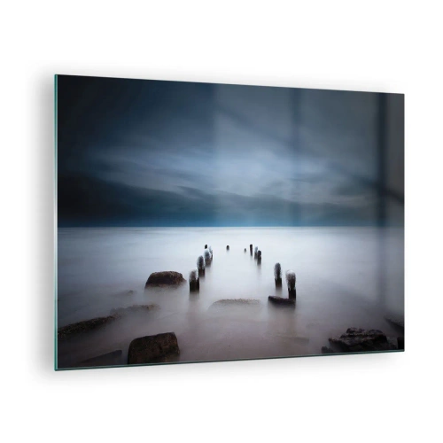 Tablou pe sticlă - Peisaj litoral atmosferic cu piloni de lemn - 70x50cm - Un lac în ceața calmă - Decorațiune modernă pentru perete pentru living și dormitor ARTTOR