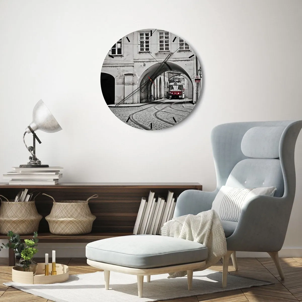 Ceas de perete - Ceas pe sticlă - Un tramvai care trece printr-un arc într-un stil monocromatic. - 30x30cm - Printr-un labirint urban - Decorațiune modernă pentru perete pentru living, bucătărie și dormitor ARTTOR