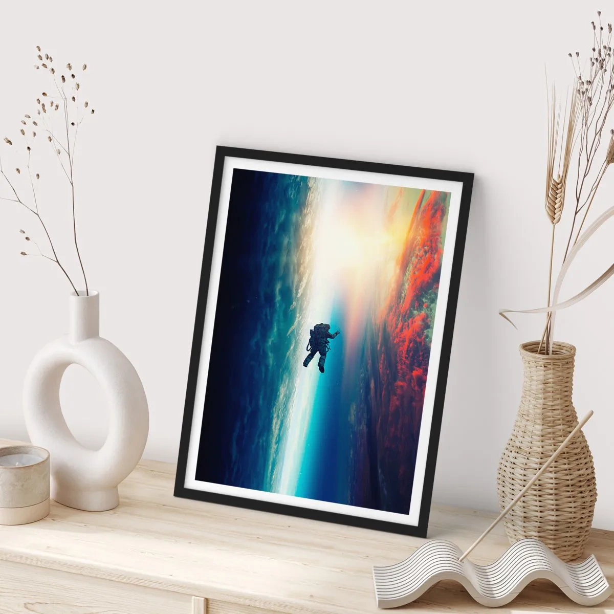 Poster în ramă neagră - Astronautul în spațiu cu Pământul și soarele în fundal - 50x70cm - Provocând universul - Decorațiune modernă pentru perete pentru living și dormitor ARTTOR