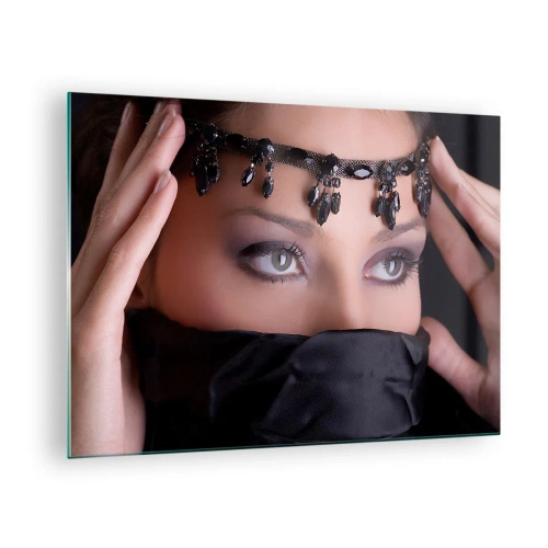 Tablou pe sticlă - Chipul unei femei cu o tiară ornamentată și o privire intensă - 70x50cm - Mister oriental ispititor - Decorațiune modernă pentru perete pentru living și dormitor ARTTOR