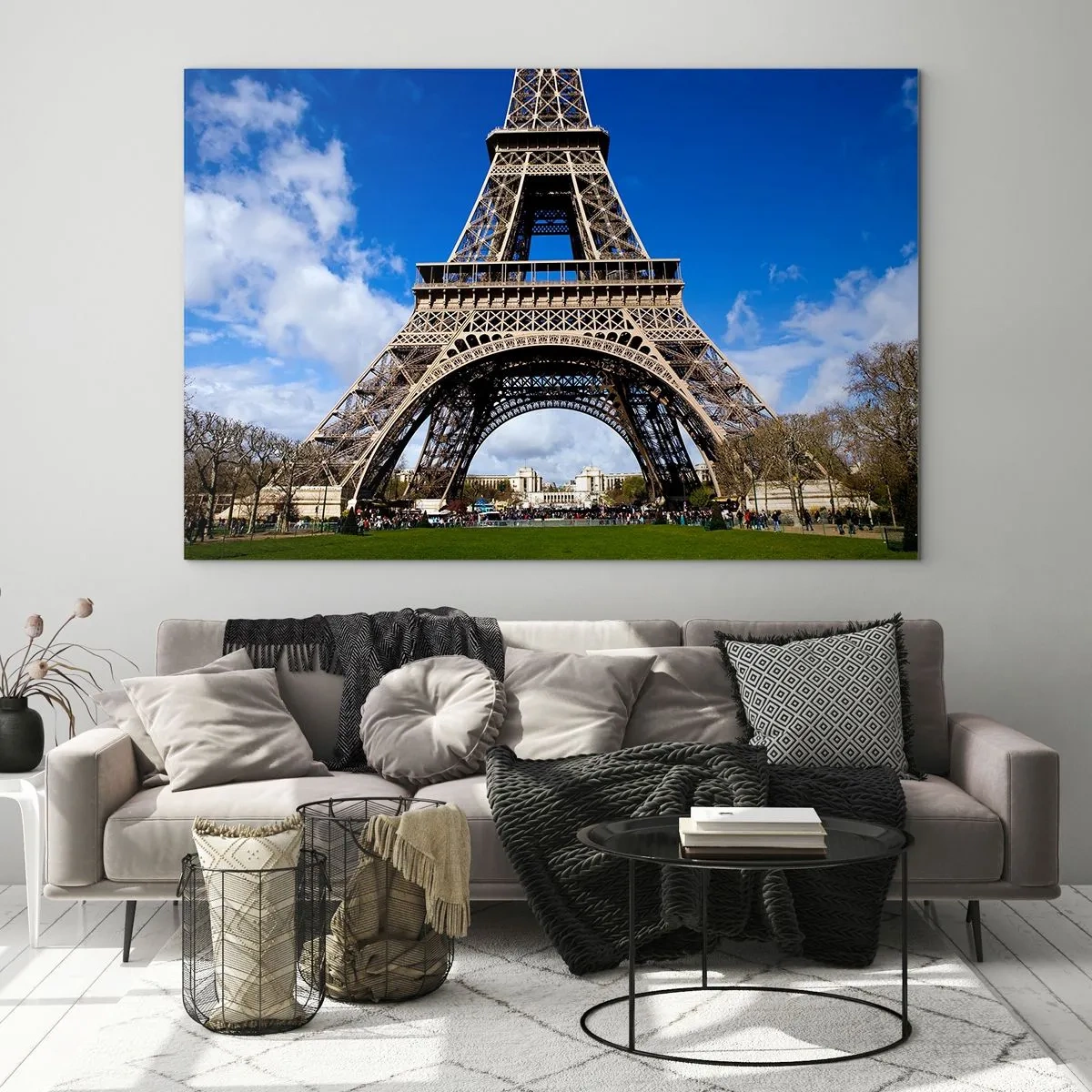 Tablou pe sticlă - Întregul Paris la picioarele ei - 120x80 cm