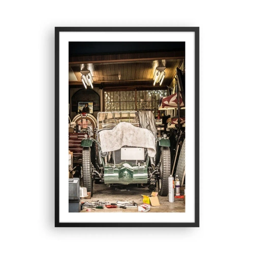 Poster în ramă neagră - O mașină de epocă într-un garaj înconjurată de unelte - 50x70cm - Înapoi în trecut - Decorațiune modernă pentru perete pentru living și dormitor ARTTOR
